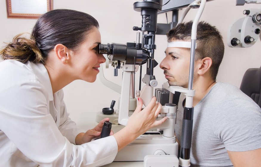Eye Examiner Diagnose By Looking In The Eye’s